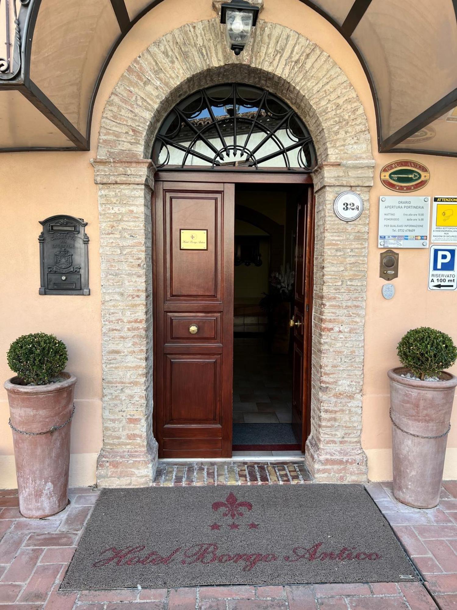 Hotel Borgo Antico Фабриано Экстерьер фото