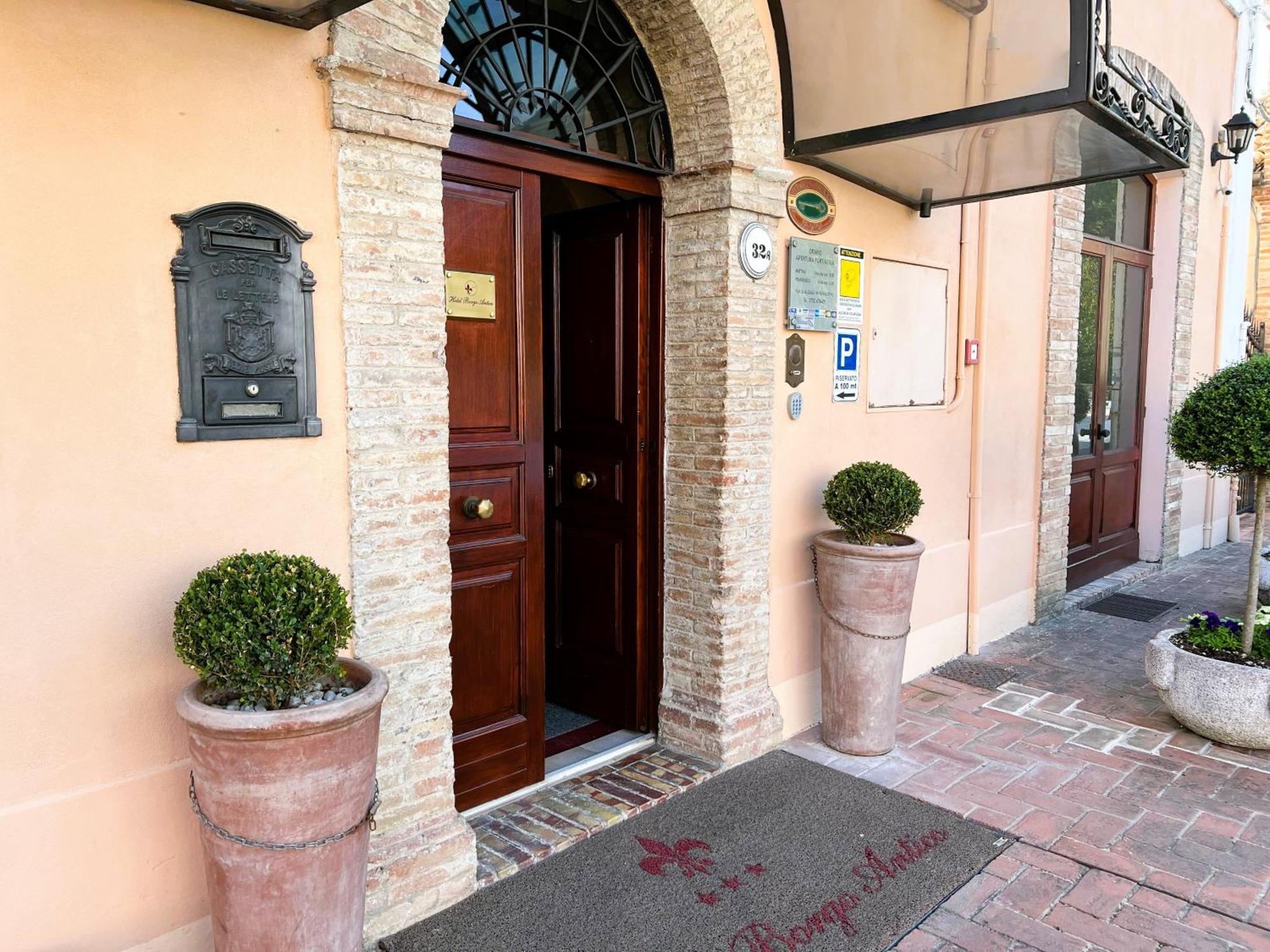 Hotel Borgo Antico Фабриано Экстерьер фото