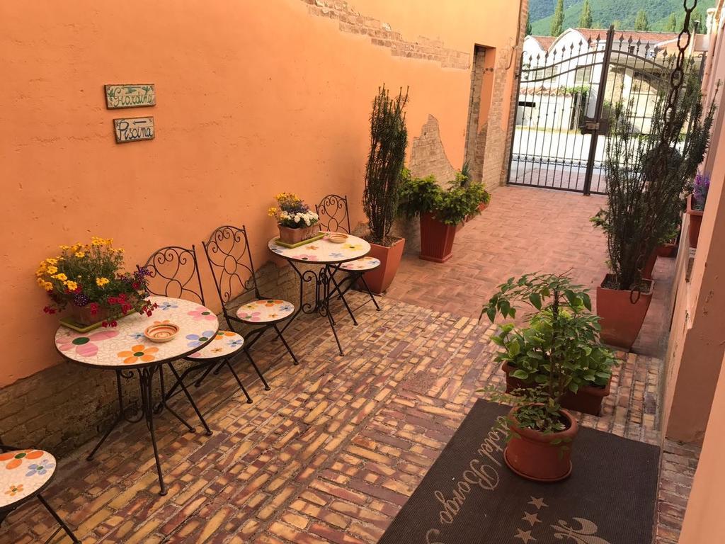 Hotel Borgo Antico Фабриано Экстерьер фото