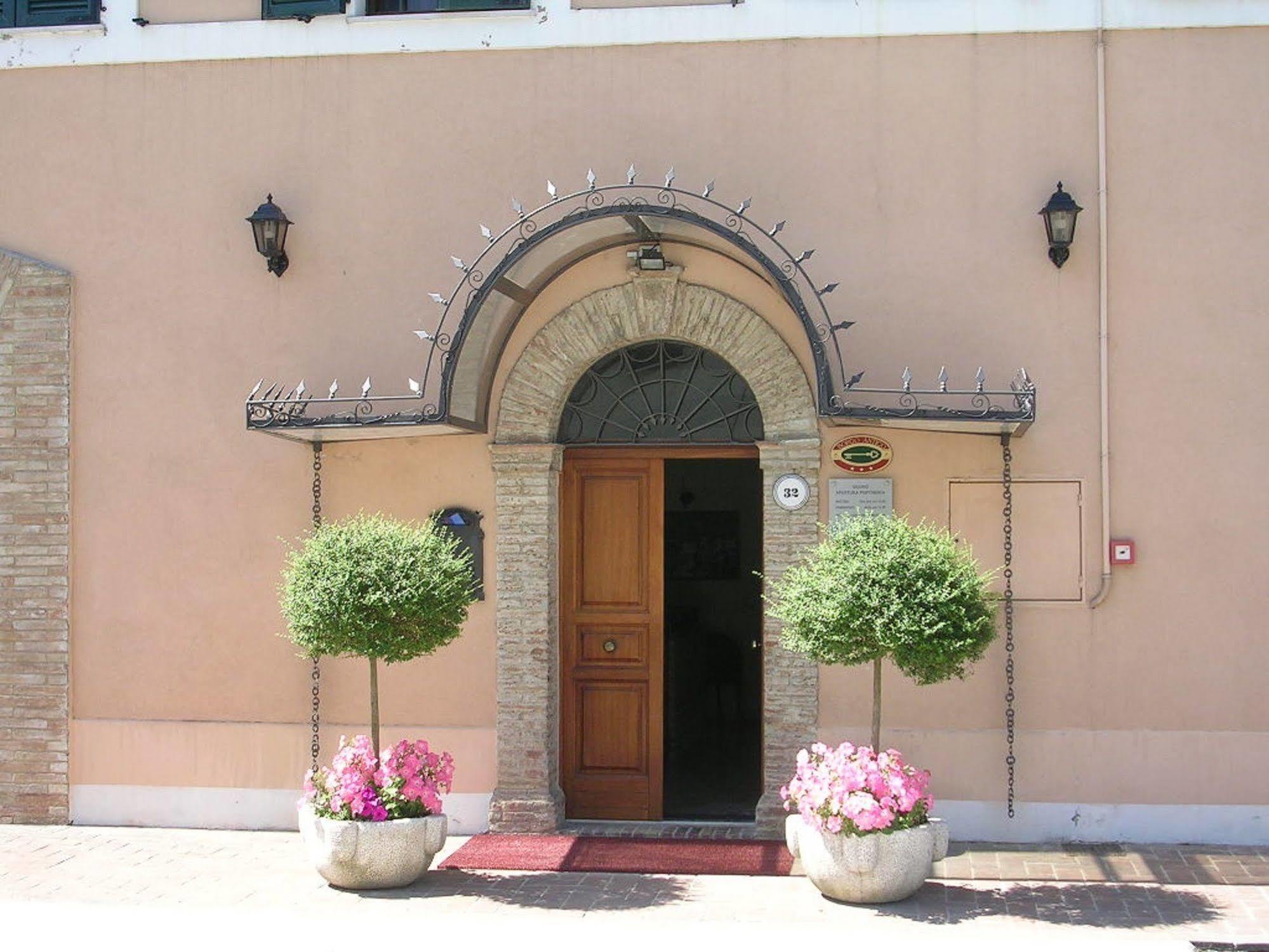 Hotel Borgo Antico Фабриано Экстерьер фото