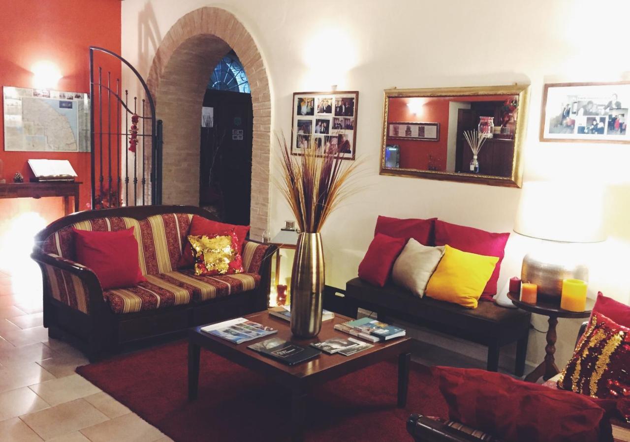 Hotel Borgo Antico Фабриано Экстерьер фото